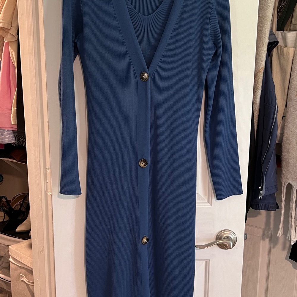 Elegant Blue Long-Sleeve Dress